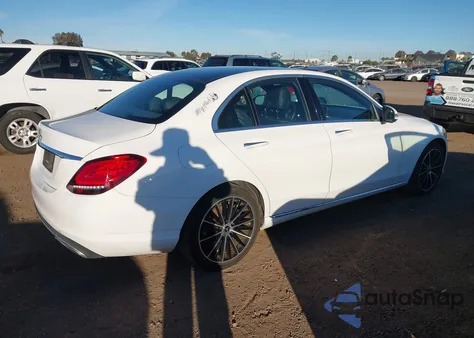 2020 Mercedes-Benz C 300 z USA, uszkodzony, nr VIN W1KWF8DB2LR572616